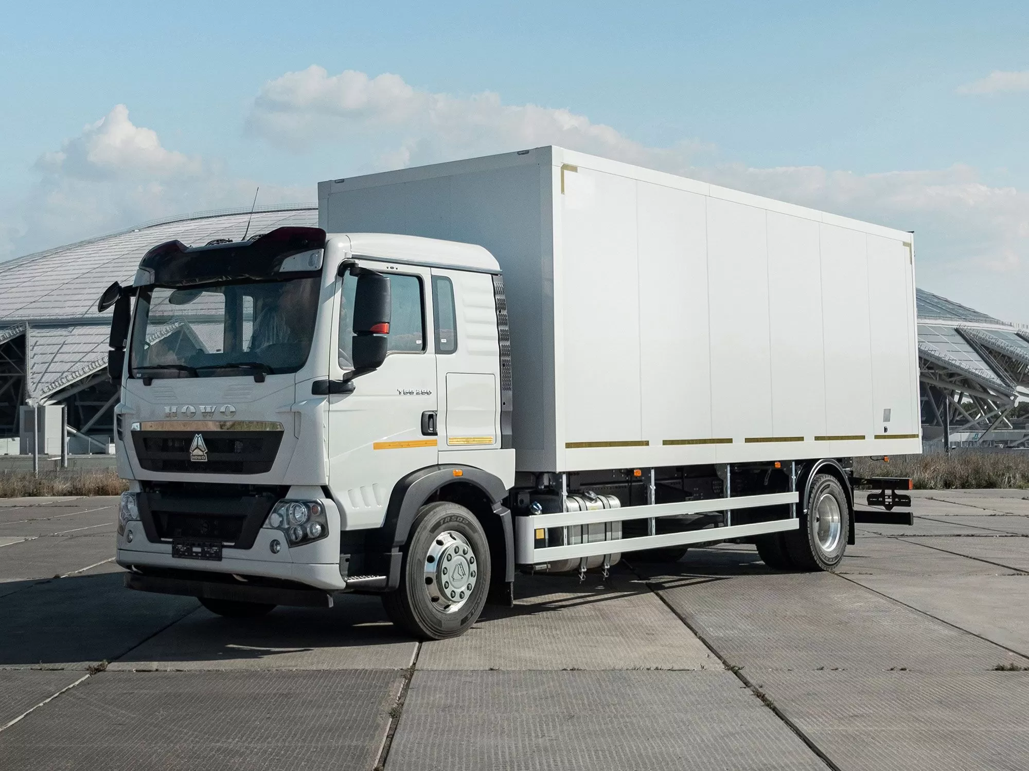 Изотермический фургон АМЗ на шасси HOWO T5G 4x2 АКПП 7600