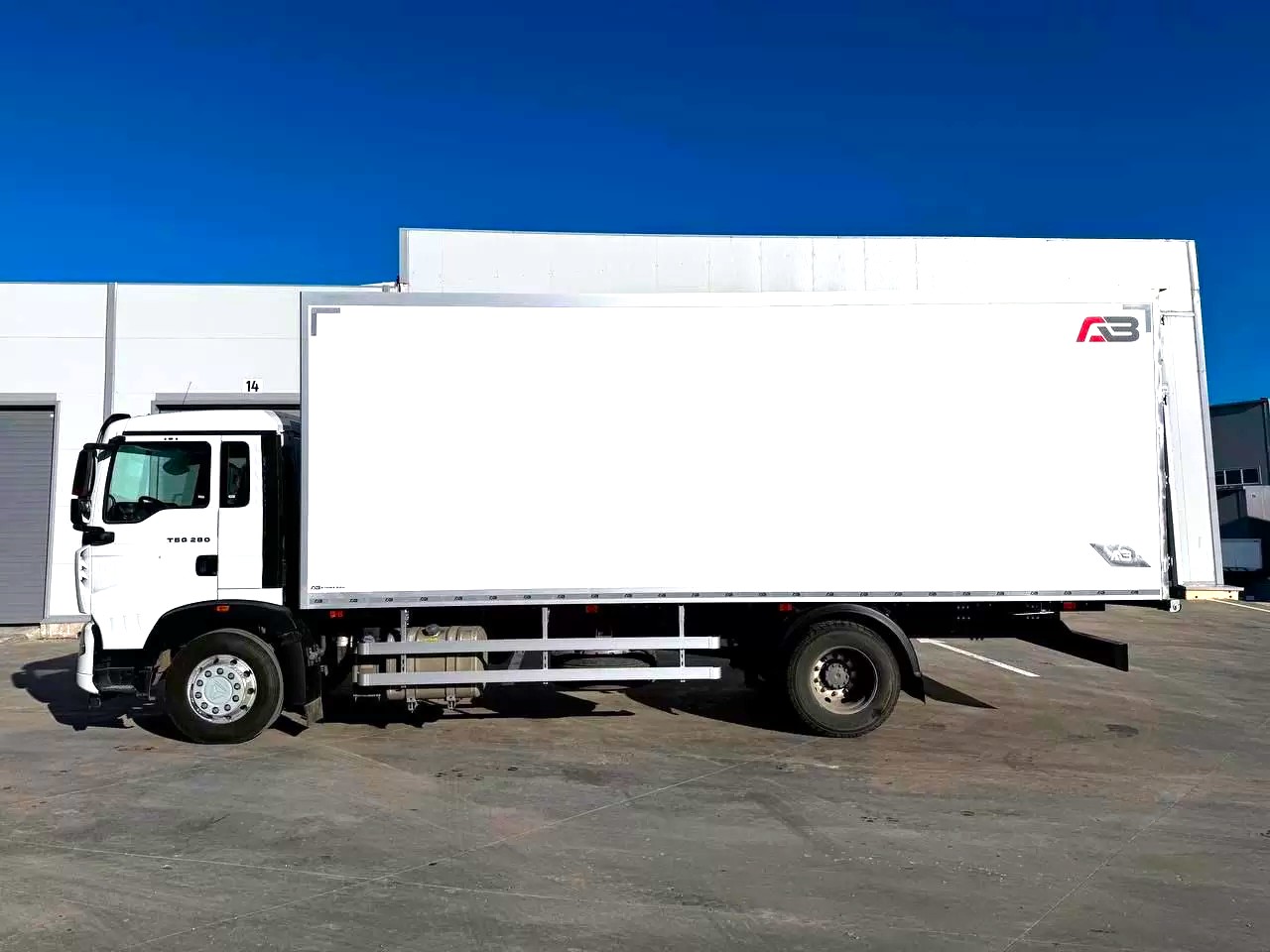 Изотермический фургон Альфаван на шасси HOWO T5G 4x2 АКПП 8400