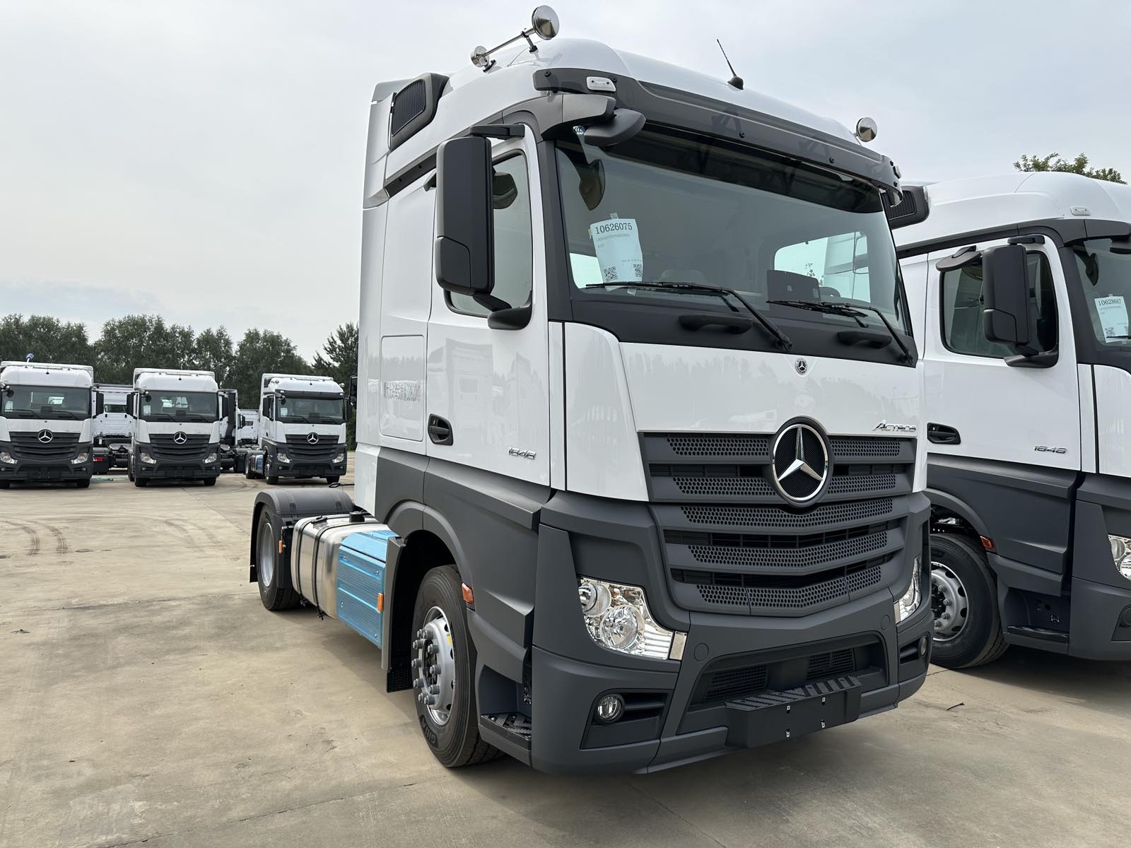 Тягач 4х2 Mercedes-Benz Actros белый